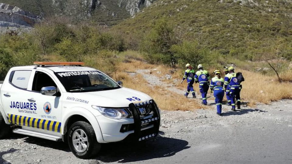 Personal del grupo Jaguares de Protección Civil de Santa Catarina acudieron a brindar atención a la víctima, pero ya no pudieron hacer nada por salvarle la vida.