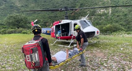 Viajan ¡en helicóptero! para atender a adulto mayor incomunicado por daños de ‘Alberto’