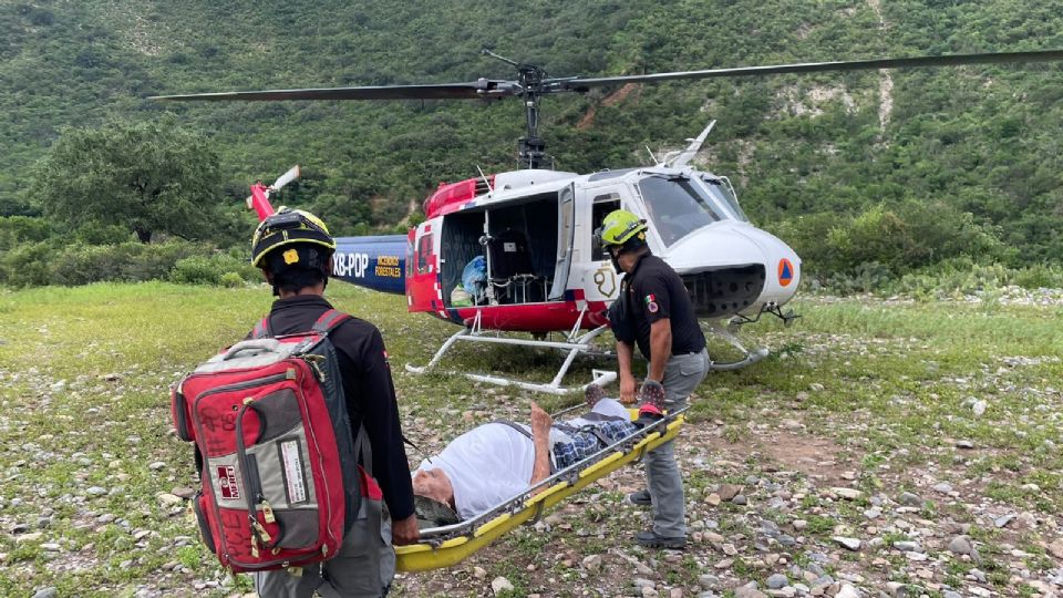 Un hombre de la tercera edad fue rescatado por Protección Civil de Nuevo León desde el ejido Alamar en Linares