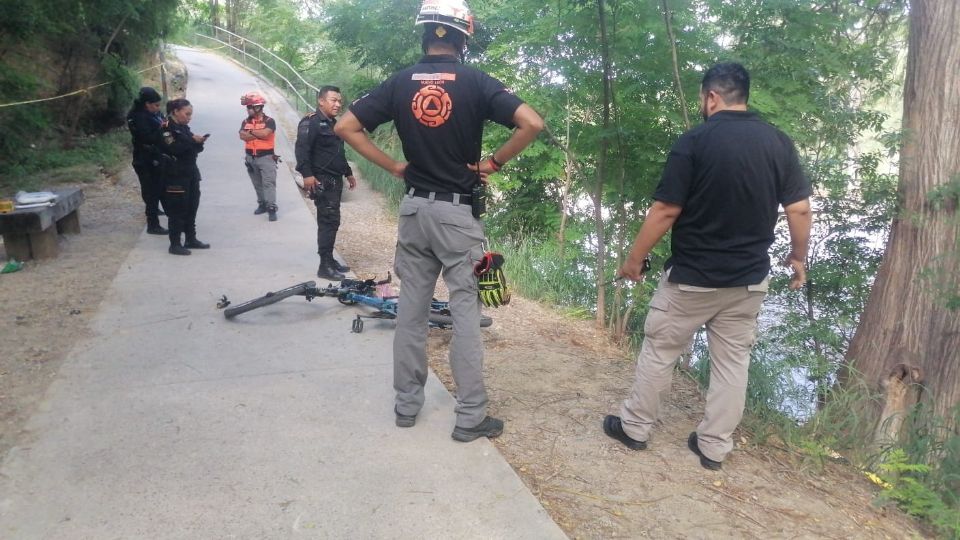 Elementos de Protección Civil Nuevo León y del municipio de Guadalupe trabajaron de manera coordinada para rescatar el cuerpo de la mujer que quedó en el lecho del río.