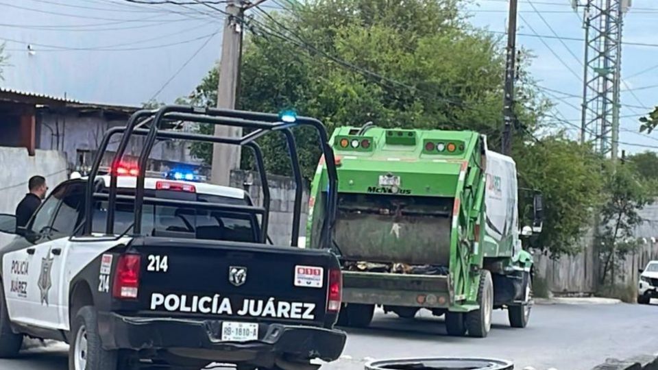 Al percatarse de los restos del bebé, los trabajadores del camión recolector de basura detuvieron su marcha y dieron aviso a las autoridades.