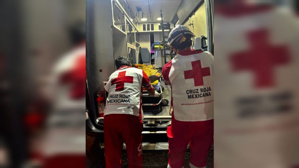 Paramédicos de la Cruz Roja atendieron al lesionado y lo trasladaron al Hospital Universitario para su valoración médica.