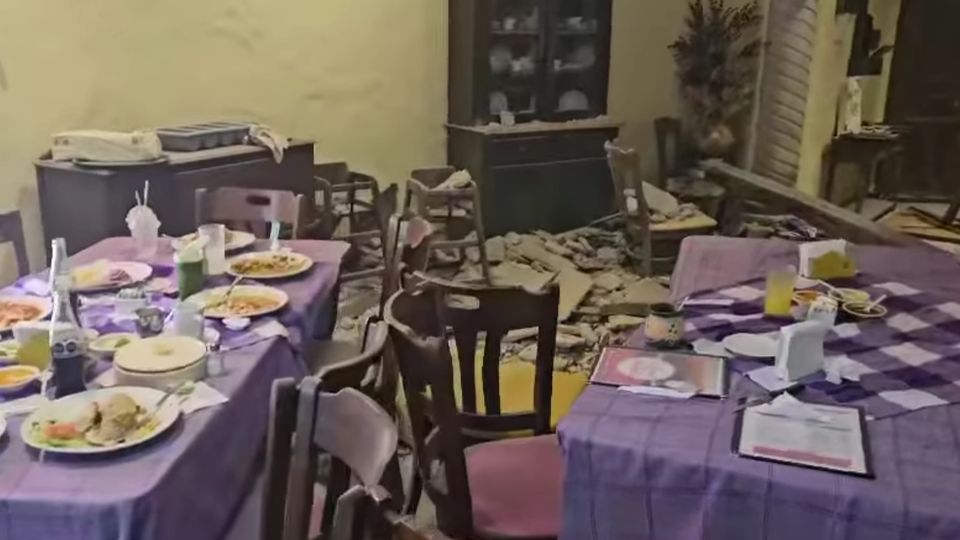 Cae viga dentro de restaurante en Santiago, hay dos lesionados