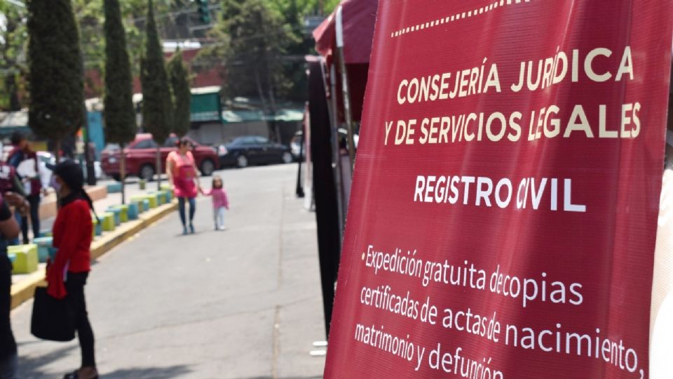 También se puede solicitar copias certificadas de registros de matrimonio y defunción.