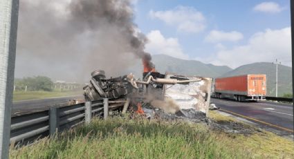 Vuelca tráiler y se incendia en Nuevo León