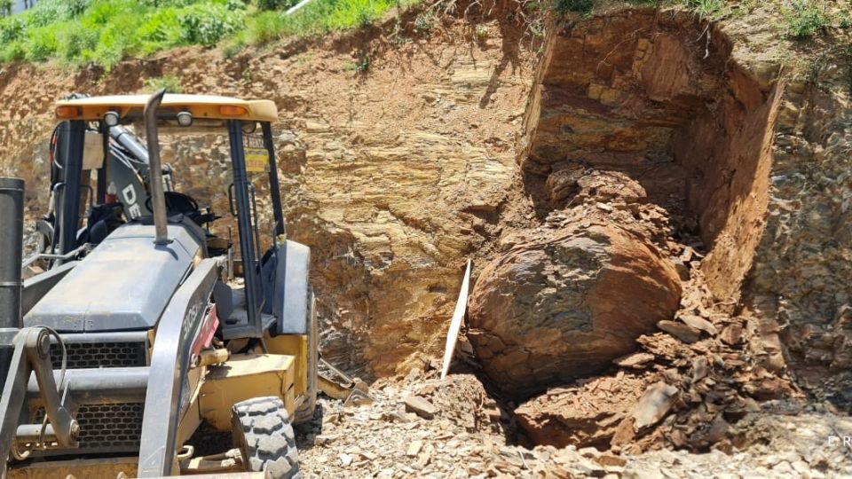 Obreros quedan atrapados en talud de cerro desgajado