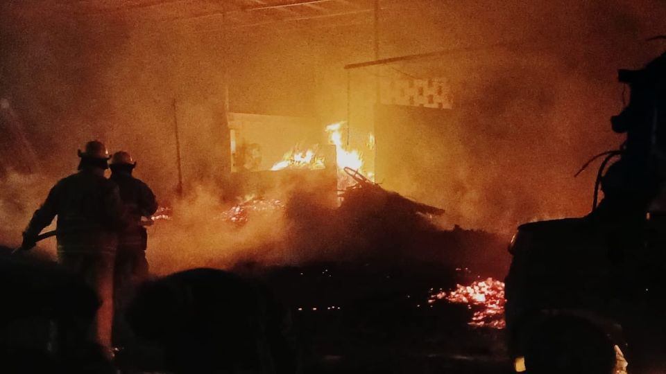 Incendio consume bodega de tarimas en Pesquería