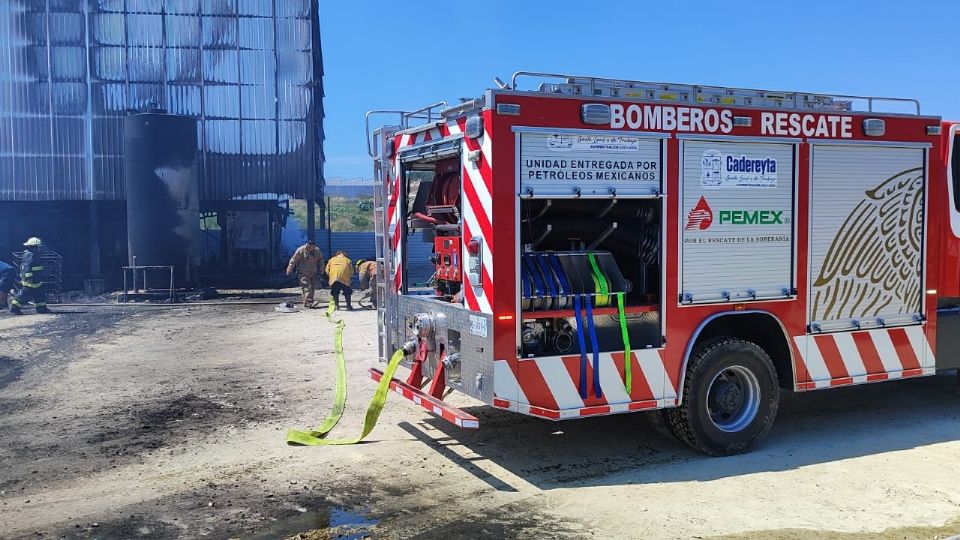 Elementos de Bomberos y Protección Civil de Cadereyta y de Nuevo León trabajaron en sofocar el fuego en el lugar.