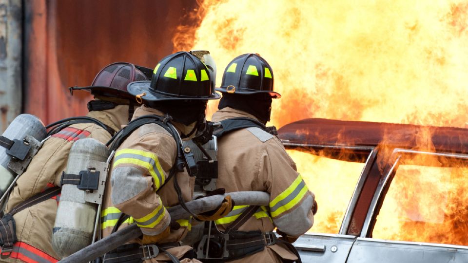 Rinden homenaje a bomberos veteranos y anuncian nuevas unidades de rescate en San Nicolás