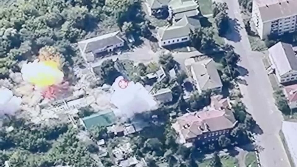 Foto de archivo: El humo se eleva desde las explosiones durante un ataque ucraniano en Glushkovo, región de Kursk, Rusia, en esta imagen fija obtenida de un vídeo publicado el 21 de agosto de 2024.