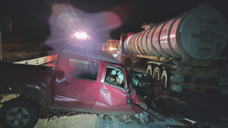 La pipa se encontraba detenida presuntamente debido al tráfico provocado en la zona por otro accidente, pero en el municipio de Allende.