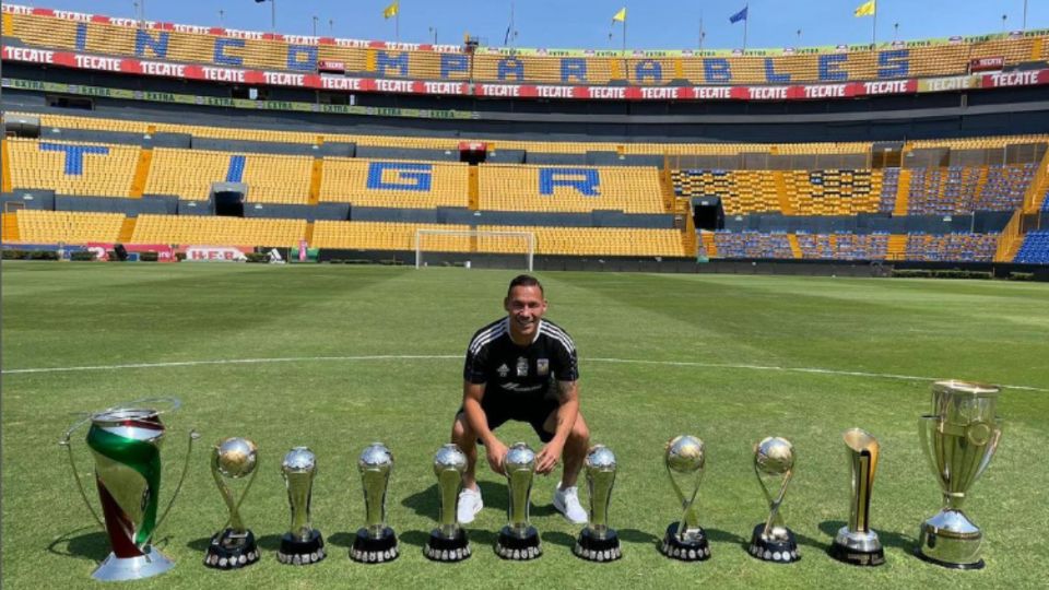 Jesús Dueñas jugó 11 años en Tigres de la UANL, donde participó en 450 partidos, logrando 10 títulos con la institución felina.