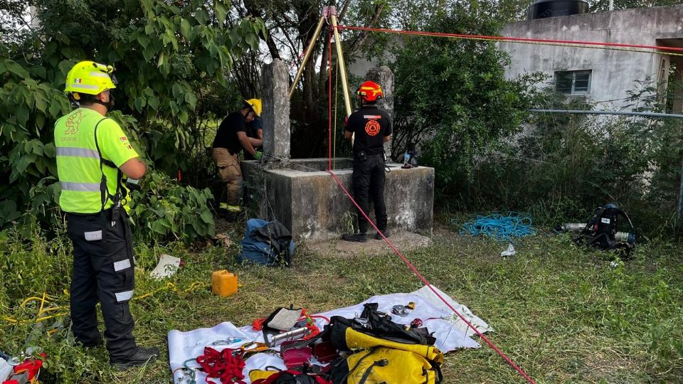 Elementos de Bomberos de Linares y Protección Civil Nuevo León realizaron las maniobras correspondientes con equipo de cuerdas para el descenso por la noria.