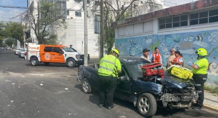 Choque entre camioneta y camión urbano en Monterrey deja dos heridos