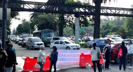 Bloquean laterales de periférico sur por mal estado de la cinta asfáltica