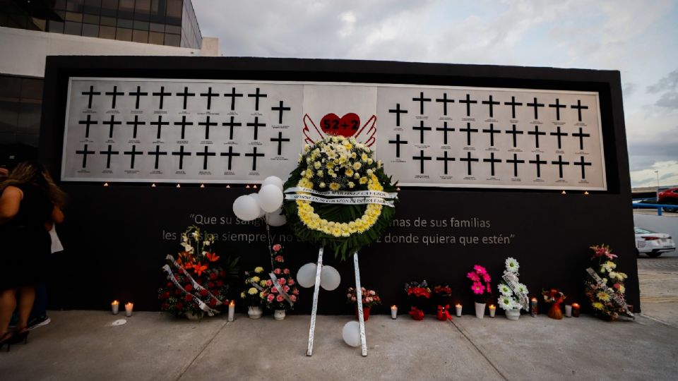 Todos los elementos que conforman el monumento fueron incluidos a solicitud de la representación de las víctimas.