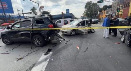 Choca unidad de Metrobús, deja tres lesionados y varios vehículos afectados