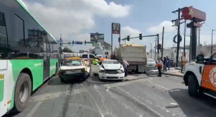 Camión de volteo sin frenos choca a 9 vehículos en el centro de Monterrey