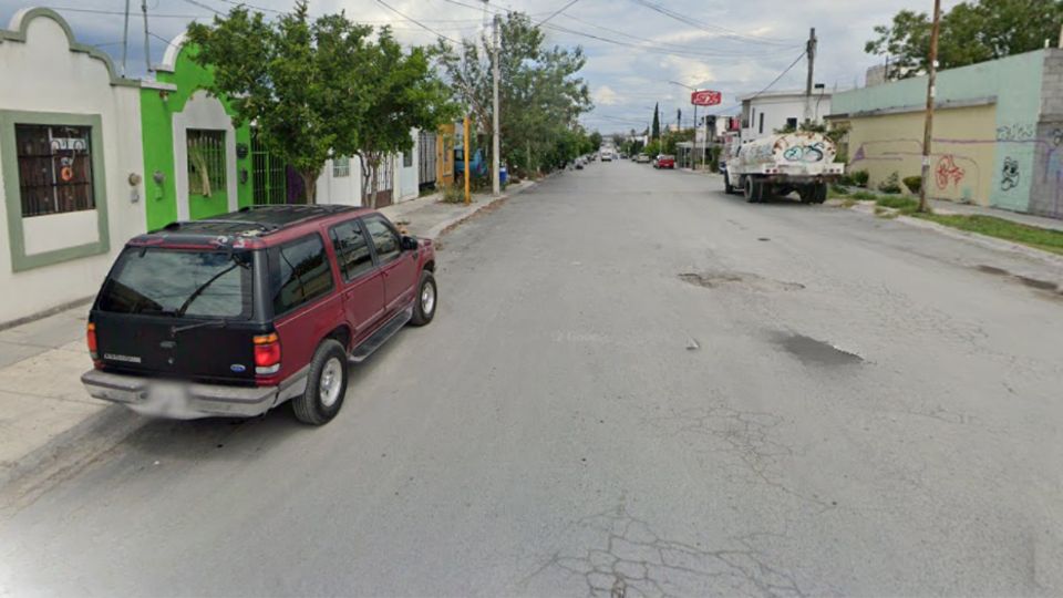 Los cuerpos de las víctimas quedaron en medio de unas motocicletas dentro de una cochera de la vivienda ubicada sobre la calle José González Montemayor en Colinas del Sol.