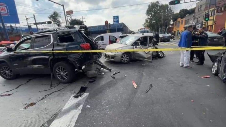 Varios autos resultaron afectados y algunas personas salieron lesionadas tres el choque de un Metrobús con coches.