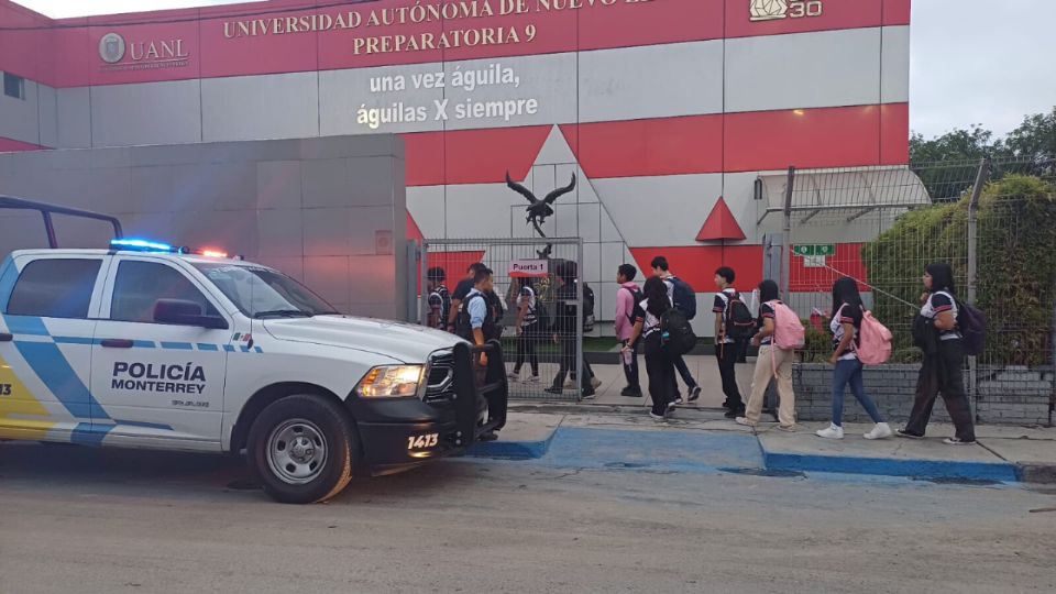 Personal de la Policía de Monterrey, acompañados de binomios del grupo Canino, realizan un operativo en el plantel educativo.