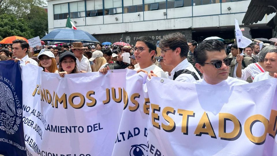 Estudiantes de la UNAM protestaron contra la reforma al Poder Judicial.