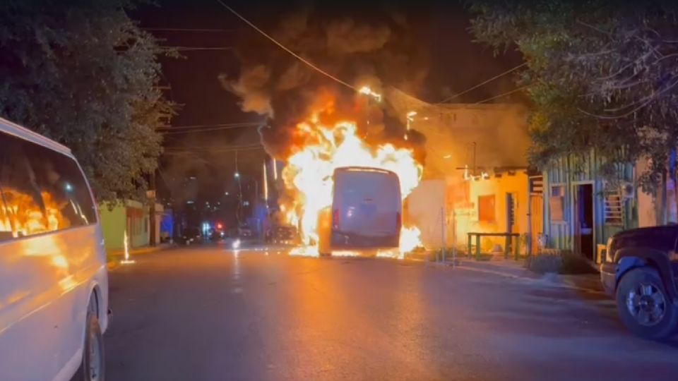 Aparentemente el fuego inició en la unidad de transporte urbano, pero rápidamente se expandió para alcanzar otros tres vehículos más y la fachada de dos domicilios.