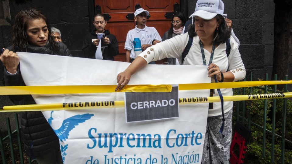 Trabajadores del Poder Judicial en protesta en inmediaciones de la SCJN.