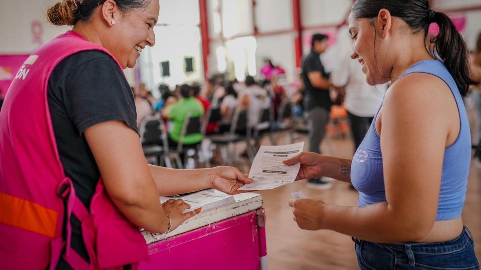 Personal de la Secretaría de Igualdad e Inclusión del Gobierno de Nuevo León realiza el trámite para apoyar la economía de las mujeres jefas de familia.