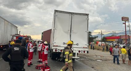 Accidente vial deja a conductor prensado en Anillo Periférico en Escobedo