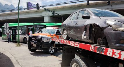 Auto se queda sin llanta y se impacta contra camión urbano en avenida Lincoln