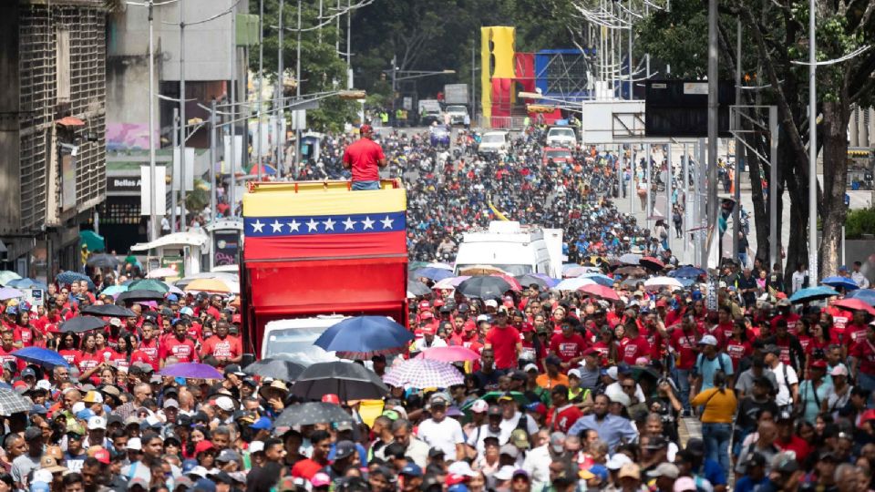 Fotografía de archivo del 22 de agosto de 2024 de personas participando en una manifestación en Caracas (Venezuela).