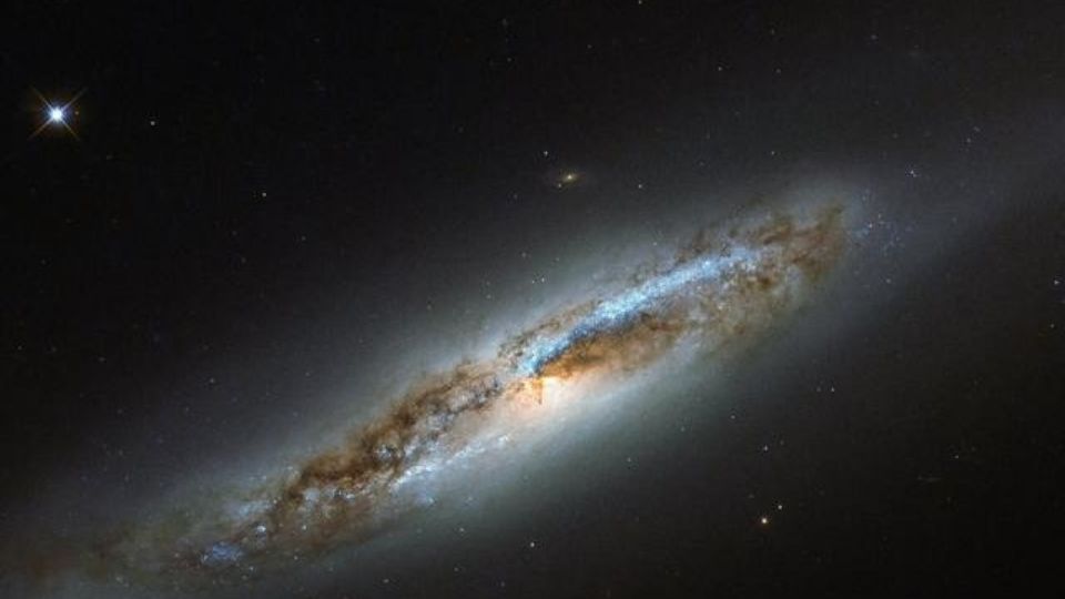 Fotografía de la galaxia NGC 4388 en la constelación Virgo, tomada por la Cámara de Campo Amplio 3 del Telescopio Espacial Hubble de la NASA.