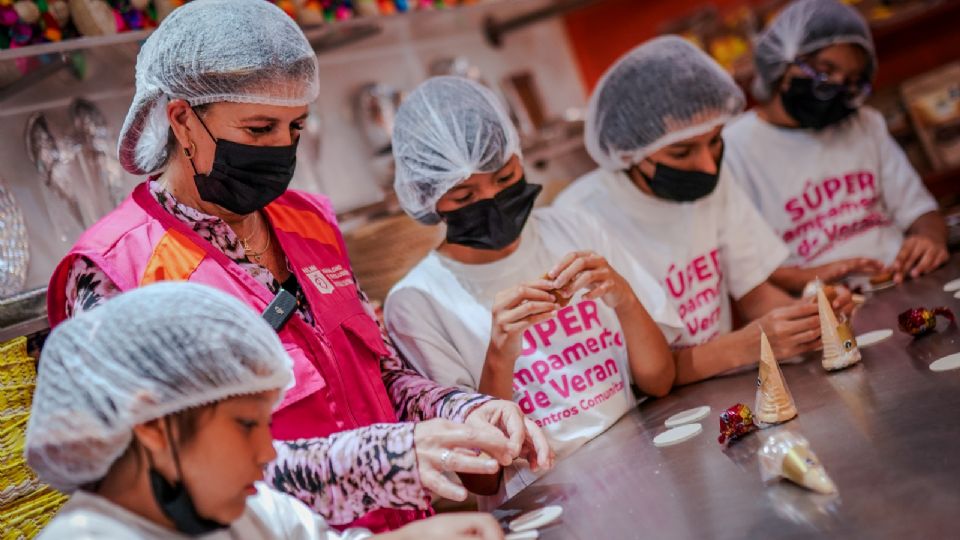 Niños y adolescentes aprenden repostería en campamento de verano