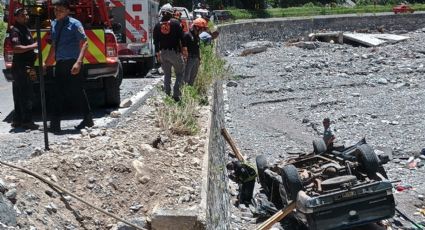 Auto cae a un barranco en la carretera Linares-Iturbide, hay dos personas lesionadas