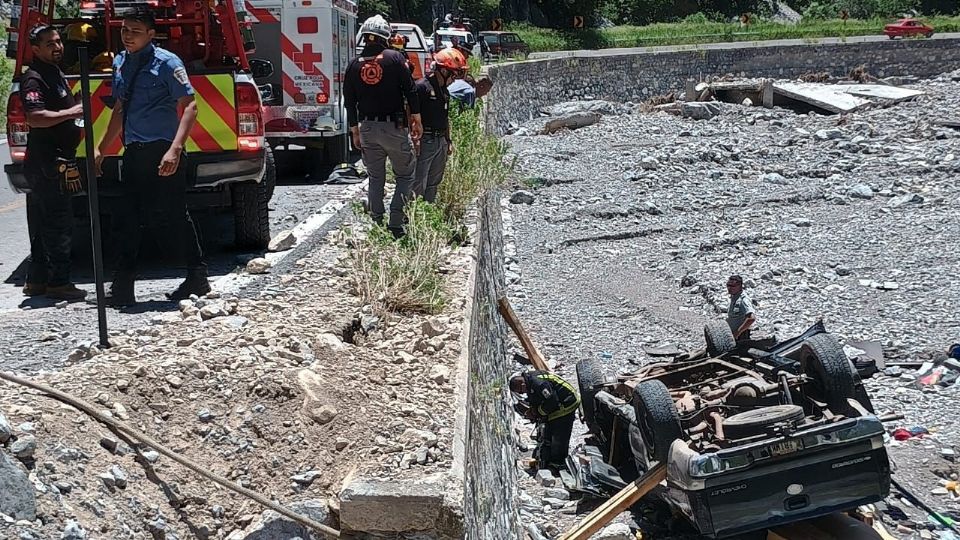 Auto cae a un barranco en la carretera Linares-Iturbide, hay dos personas lesionadas