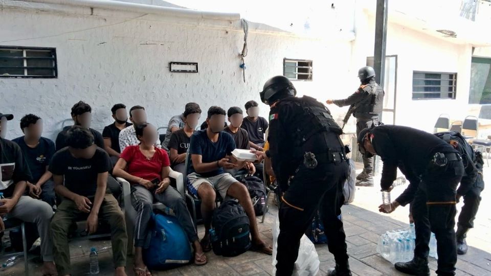 Los elementos de Fuerza Civil brindaron agua y alimentos a las personas extranjeras en espera del personal del Instituto Nacional de Migración.