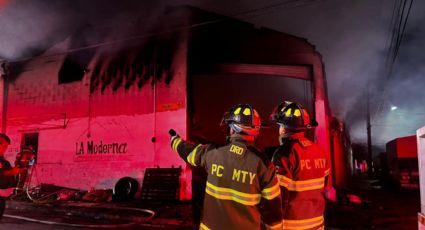 Incendio consume bodega en Monterrey, hay un trabajador intoxicado