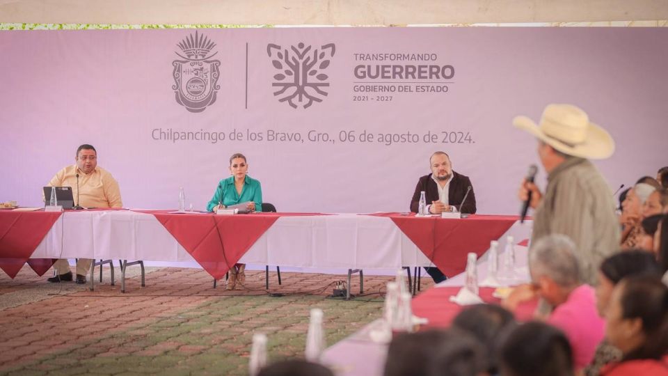 Evelyn Salgado sostiene una reunión con familiares de los 43 estudiantes de Ayotzinapa.