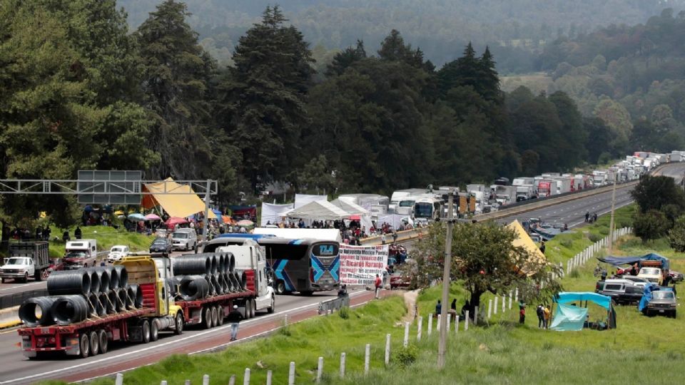 Ejidatarios mantienen bloqueada la autopista México-Puebla.