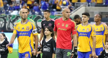 Jugadores de Tigres arropan a Nahuel Guzmán en su regreso a las canchas