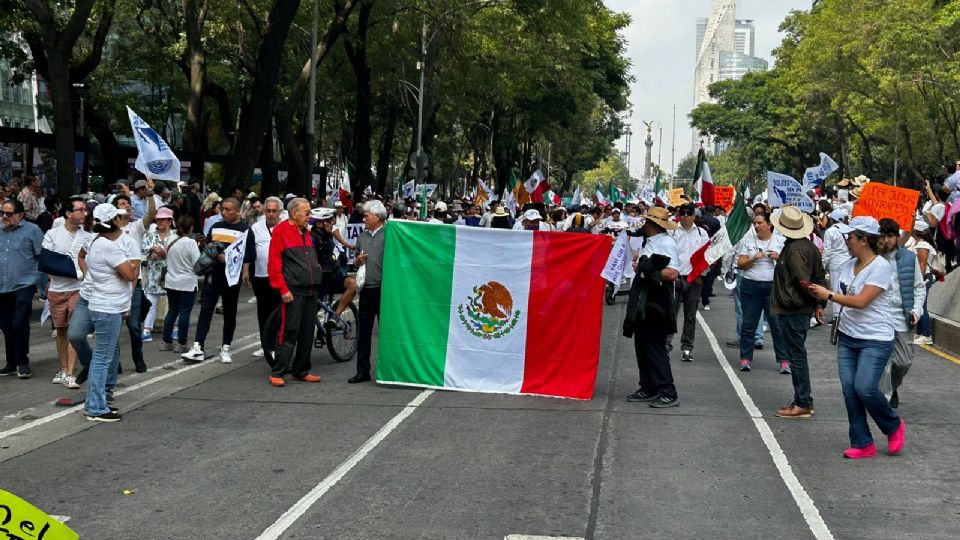 Estudiantes de Derecho de universidades públicas y privadas protestan contra la reforma judicial.