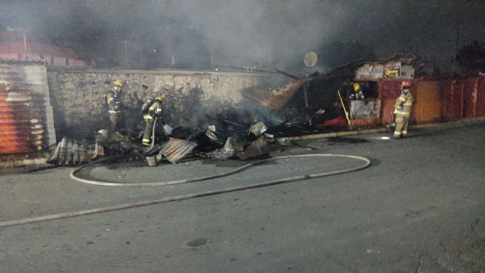 Elementos de Bomberos Nuevo León realizaron labores de control y sofocación del fuego en el lugar que era utilizado como bodega.