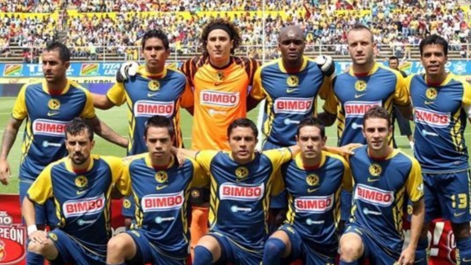 Luis Alonso Saldoval durante su paso por el Club América en 2010 y el resto de los futbolistas