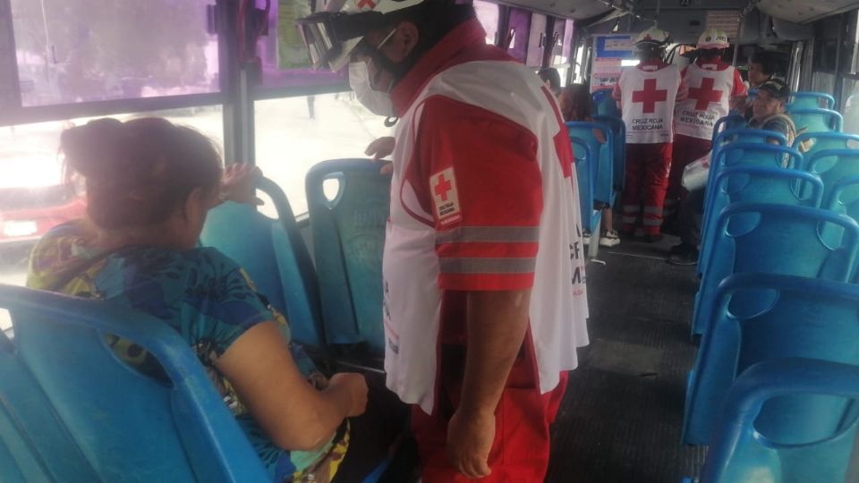 Paramédicos de la Cruz Roja atendieron a los pasajeros de la unidad de la Ruta 20 que resultaron con diversas lesiones tras el impacto.