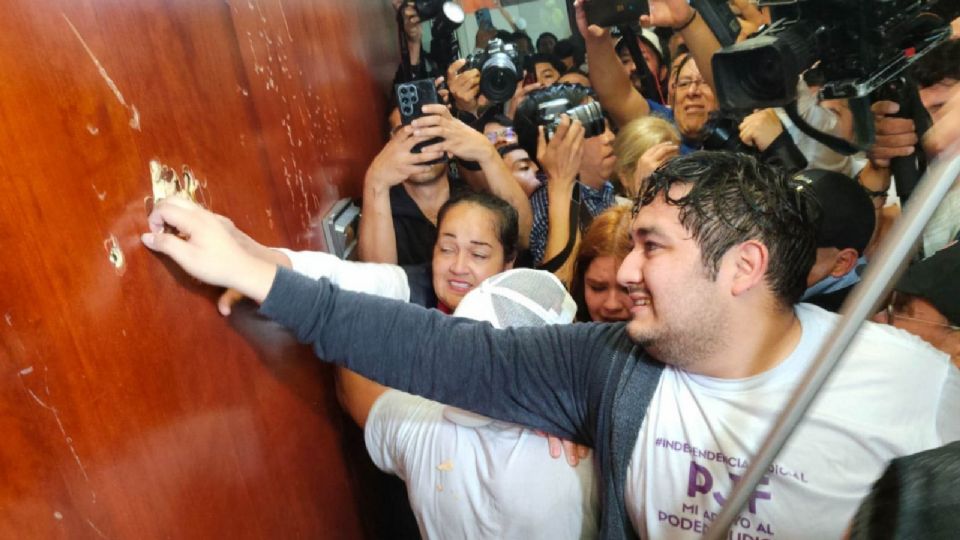 Manifestantes ingresar al Senado de la República.