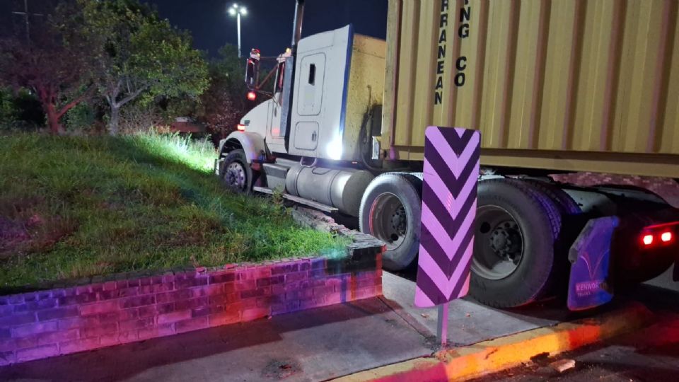 El tráiler se impactó contra una jardinero y quedó varado en plena curva de avenida Universidad y Fidel Velázquez.