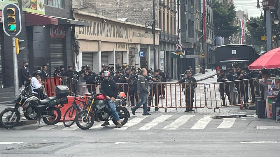 Policías de la SSC mantienen cercado el acceso al Congreso de la CDMX.