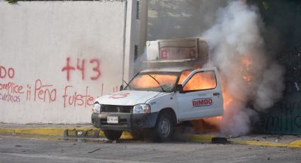 Estudiantes de Ayotzinapa protestan en el Congreso de Guerrero por aniversario