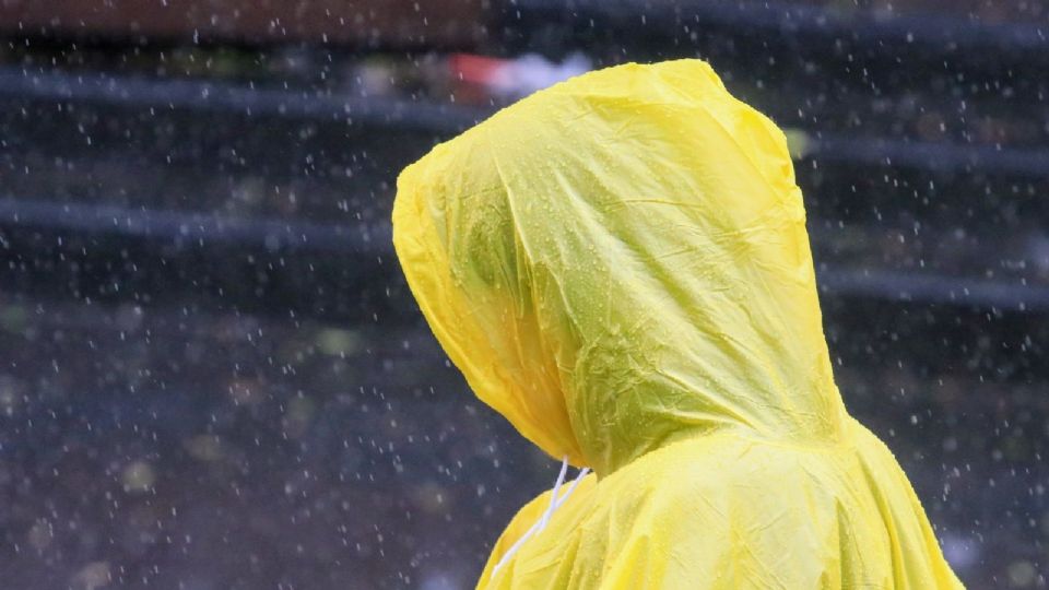 Se mantiene una zona de prevención por efectos de tormenta tropical desde Santa Fe hasta San Evaristo, Baja California Sur.